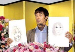 阿部寛が結婚会見で嫁の似顔絵を紹介している画像