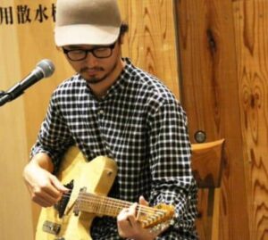 長岡亮介がギターを弾いている画像