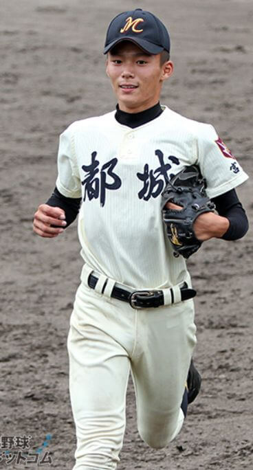 山本由伸の都城高校時代の駆け寄る画像