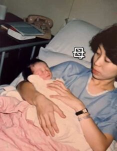 出産直後に病室のベッドで母親に抱かれる田中みな実の画像