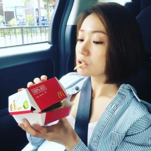大島優子がビッグマックを食べる画像