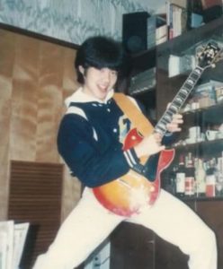 野村萬斎の若い頃にギターを持った画像