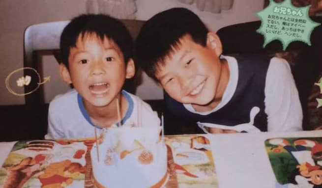 松村北斗と兄が誕生日を祝っている画像