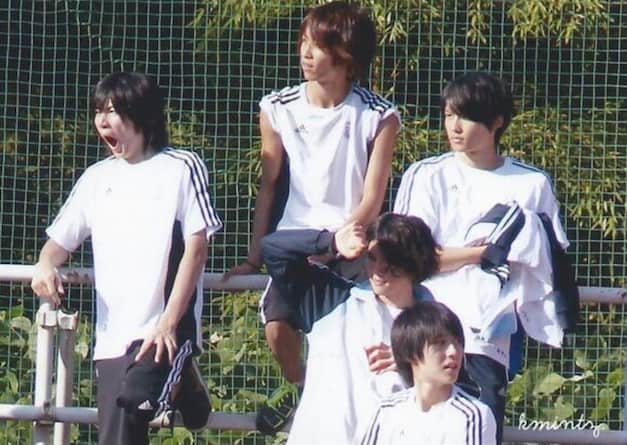 松村北斗とジャニーズメンバーが高校の体育祭で座って待っている画像