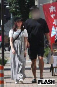 新井恵理那と結婚予定の彼氏が仲良く歩いている画像