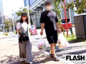 新井恵理那と結婚予定の彼氏が二人で歩いている画像