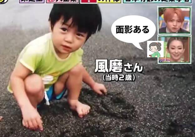 菊池風磨が2歳の時に公園で砂遊びをシている画像