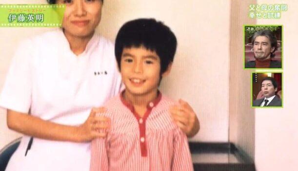 伊藤英明が小学生の時に手術に成功して看護師さんと一緒に写っている画像