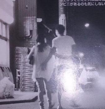 結婚前の加藤あいが今の夫と仲良くデートしているところを後ろから写された画像