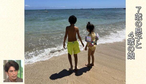 海辺で撮影した伊藤英明の娘と息子の後ろ姿