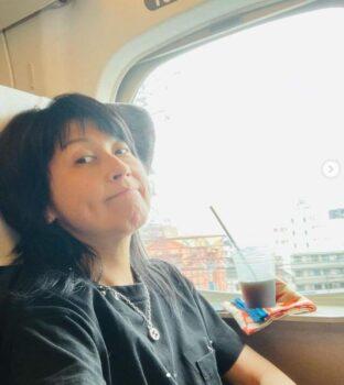 岸谷五朗の嫁の奥居香が新幹線で自撮りした時