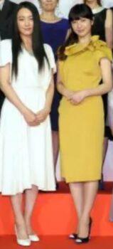 『花子とアン』の記者発表で隣り合わせになった身長161cmの吉高由里子と身長160cmの仲間由紀恵
