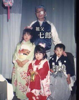 町田啓太と姉と妹と祖父が写った実家での写真