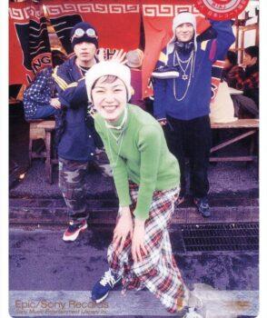 若い頃の板谷由夏が福岡のスター鶴屋華丸、おたこぷーとユニットを組んで歌った『SO.TA.I』のジャケット写真