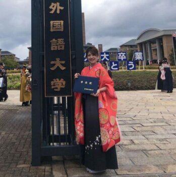 久保史緒里の姉の久保万里子が関西外国語大学の卒業式で記念写真