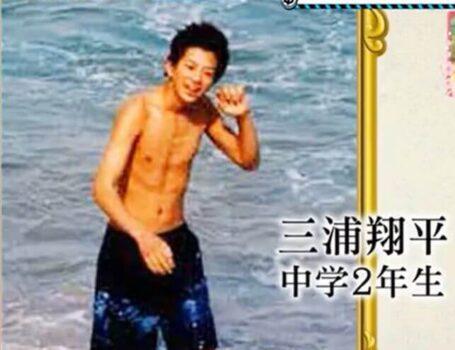 父親の実家がある岩手県釜石市の海でサーフィンをする中学2年生の時の三浦翔平