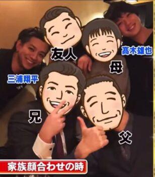 三浦翔平と両親と兄と髙木雄也と友人の集合写真